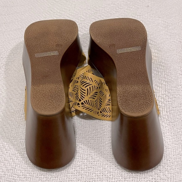 NWT Italian shoemakers, size 9 wedges - Picture 4 of 5